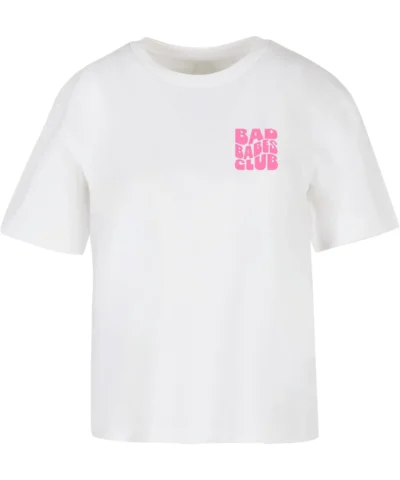 T-shirt branca de gola redonda com pequeno logótipo cor-de-rosa "Bad Babes Club" no lado esquerdo do peito em tipografia retro ondulada.
