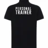 Polo preta personalizado para personal trainer com nome na frente e estampagem “PERSONAL TRAINER” nas costas.