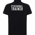 Polo preta personalizado para personal trainer com nome na frente e estampagem “PERSONAL TRAINER” nas costas.