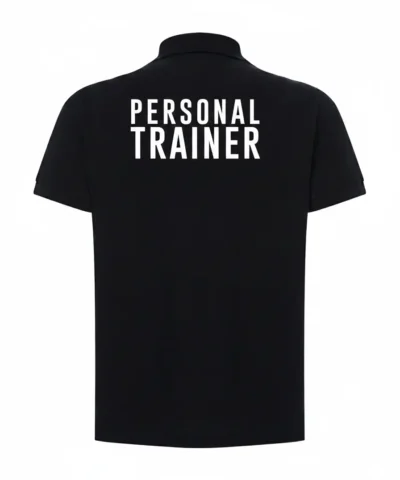 Polo preta personalizado para personal trainer com nome na frente e estampagem “PERSONAL TRAINER” nas costas.
